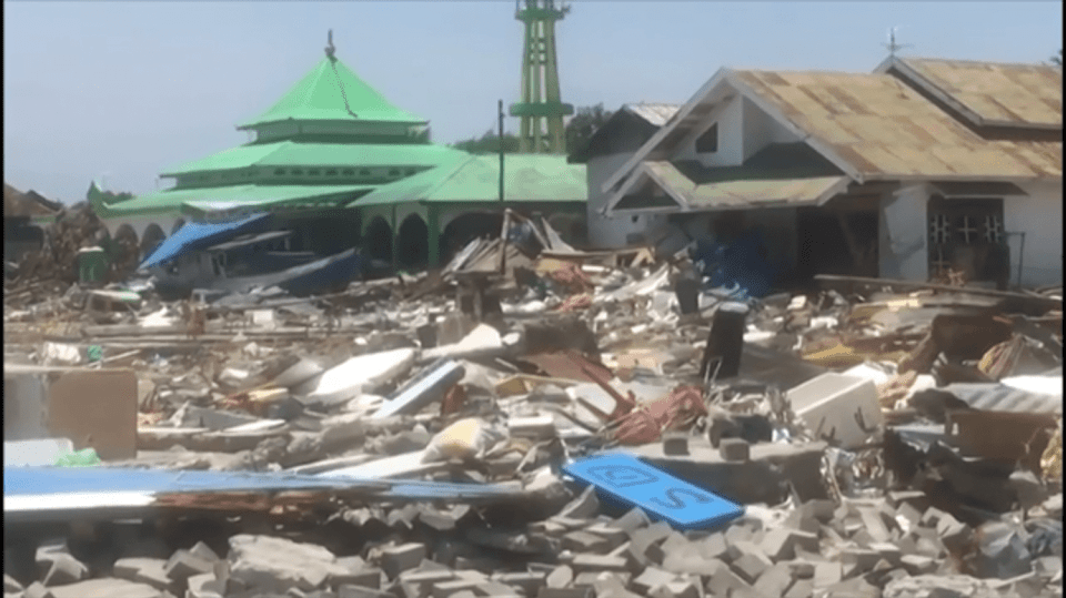 Tohle zbylo z budov po zemětřesení a vlně tsunami